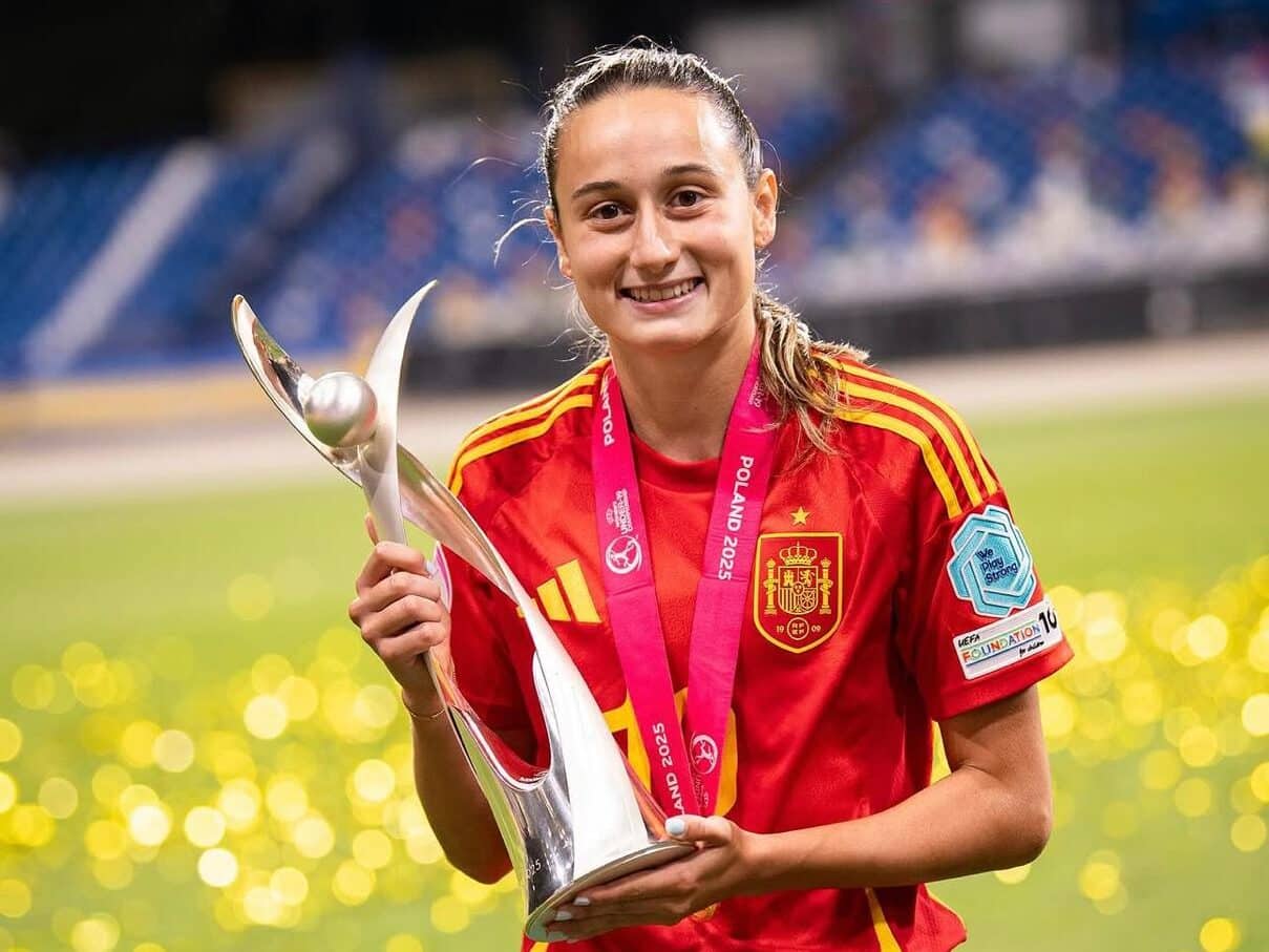Alba Cerrato con el trofeo de campeona